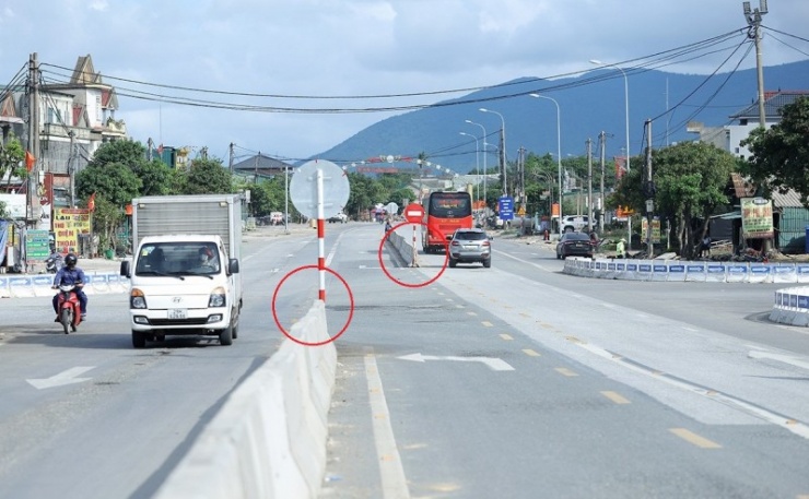 Nút giao với thiết kế kỳ lạ, dải phân cách lệch pha đã vô hình trung tạo thành "cái bẫy" đối với người đi đường.