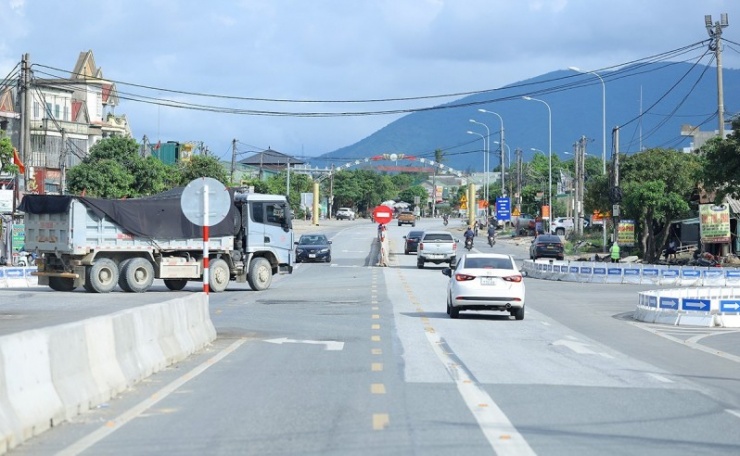 Người điều khiển phương tiện lưu thông qua nút giao "hoa mắt" vì hệ thống biển báo, chỉ dẫn và thiết kế lạ được cho là để bố trí làn chuyển tốc, làn chờ rẽ trái.