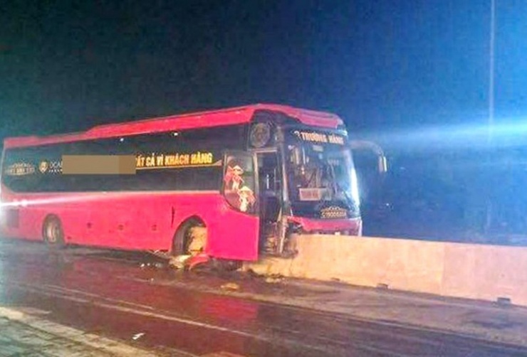Ngay khi vừa mới đưa vào hoạt động, một xe khách đường dài chạy tuyến Nam - Bắc đã "ăn trọn" dải phân cách đối diện khi nằm ngay chính giữa tim đường.