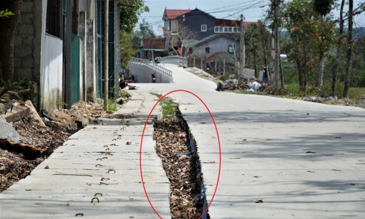 Đường bê tông được thiết kế nằm tách rời so với hệ thống cống thoát nước, tạo thành một rãnh hở “bẫy” người đi đường.