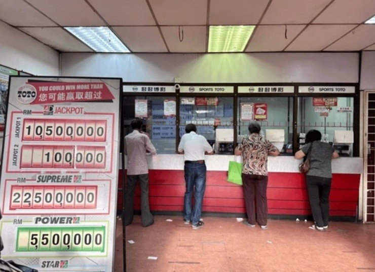 Một số người mua xổ số ở Malaysia. Ảnh minh họa: Shutterstock.