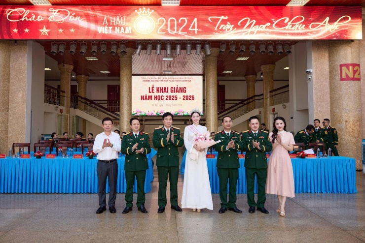 Sáng 17/9, Đại học Văn hóa Nghệ thuật Quân đội tổ chức Lễ Khai giảng năm học 2025-2026. Tham dự buổi lễ có Thượng tướng Lê Quang Minh - Phó Chủ nhiệm Tổng cục Chính trị Quân đội nhân dân Việt Nam, nhà báo Phùng Công Sưởng - Tổng Biên tập báo Tiền Phong - cùng các lãnh đạo, giảng viên, học viên của nhà trường.