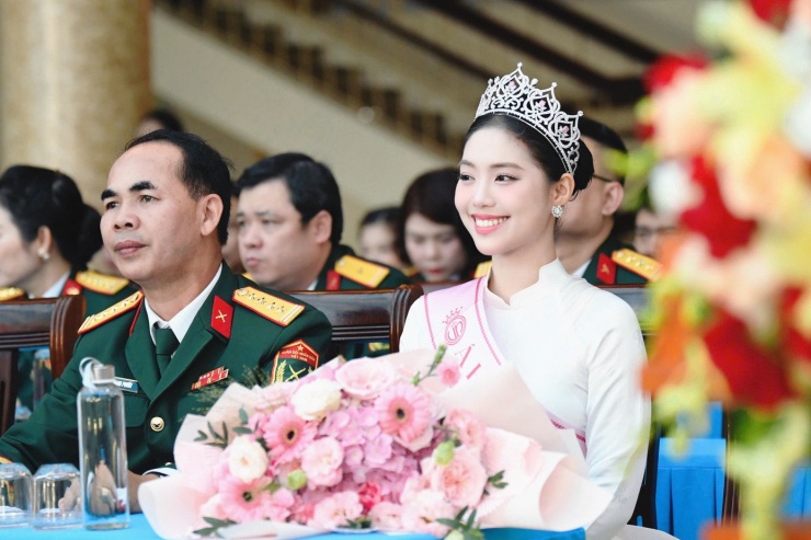 Dịp này, Á hậu Trần Ngọc Châu Anh về trường. Cô vinh dự đại diện cho cán bộ, giảng viên nhà trường phát biểu trong buổi lễ khai giảng.