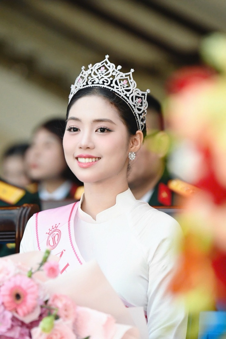 Á hậu Trần Ngọc Châu Anh cho biết sau 2 tháng tham gia media tour, cô đã trở lại trường, cân bằng lịch sinh hoạt, học tập để vừa hoàn thành sứ mệnh của Á hậu 1 cuộc thi Hoa hậu Việt Nam và một quân nhân.