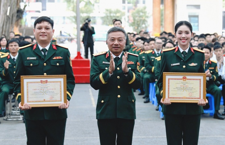 Cũng tại Lễ khai giảng, Trần Ngọc Châu Anh vinh dự nhận bằng khen của Tổng Cục Chính trị Quân đội Nhân dân Việt Nam vì thành tích Á hậu 1 cuộc thi Hoa hậu Việt Nam 2024. Sau Lễ khai giảng, Á hậu Châu Anh được thăng quân hàm Trung úy trước niên hạn.