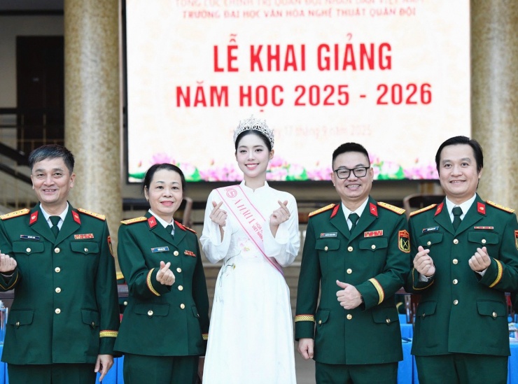 Châu Anh chia sẻ cô hồi hộp khi trở lại trường gặp lại các thầy cô, đồng nghiệp và học viên trong năm học mới.