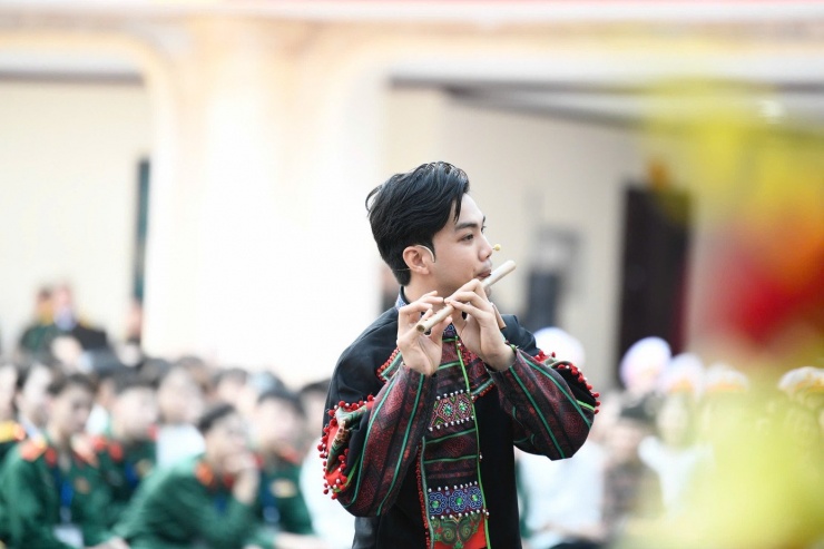 Á hậu Châu Anh nhận bằng khen, được thăng quân hàm - 16