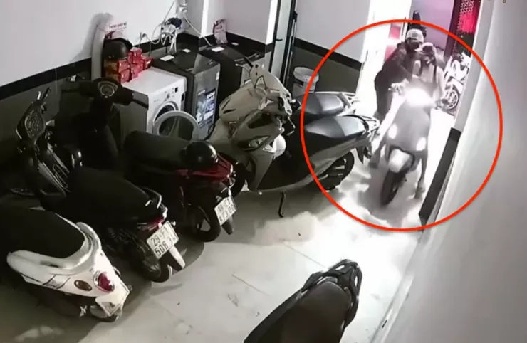 Thời điểm cô gái bị cướp giật, sàm sỡ. Ảnh cắt từ clip