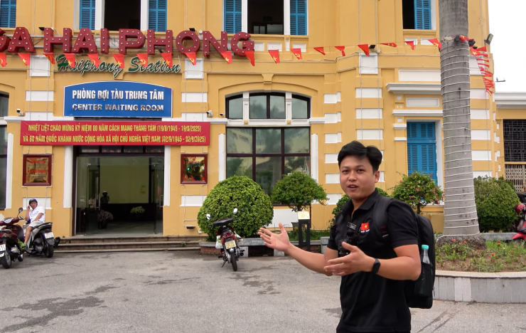 Hùng tới ga Hải Phòng để trải nghiệm chuyến tàu "quý tộc"