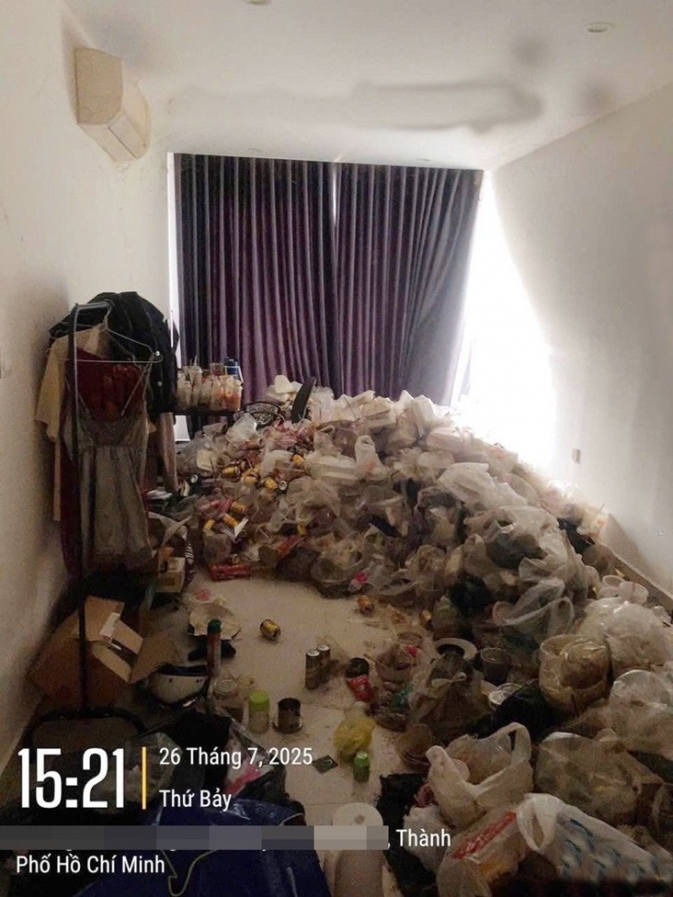 Hình ảnh căn hộ ngập rác khiến nhiều người kinh hãi. Ảnh: NVCC