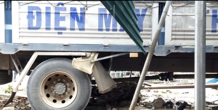 Loạt xe máy bị cuốn vào gầm xe tải.