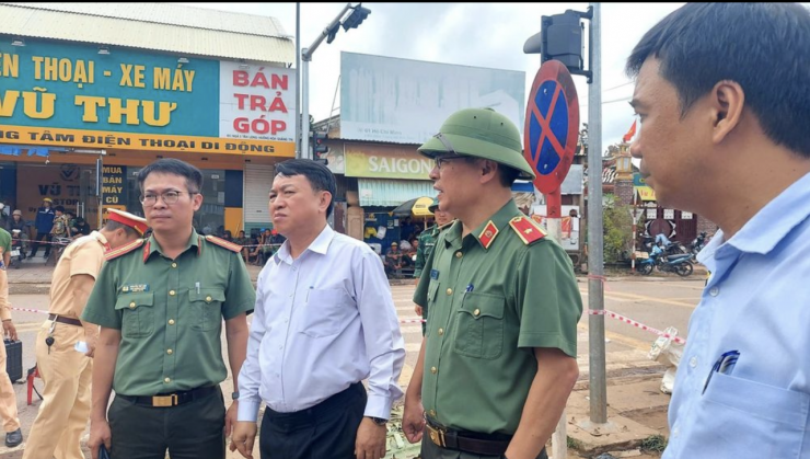 Thiếu tướng Nguyễn Thanh Liêm - Giám đốc Công an tỉnh Quảng Trị (thứ 2, phải sang) trực tiếp chỉ đạo công tác cứu hộ, cứu nạn tại hiện trường.