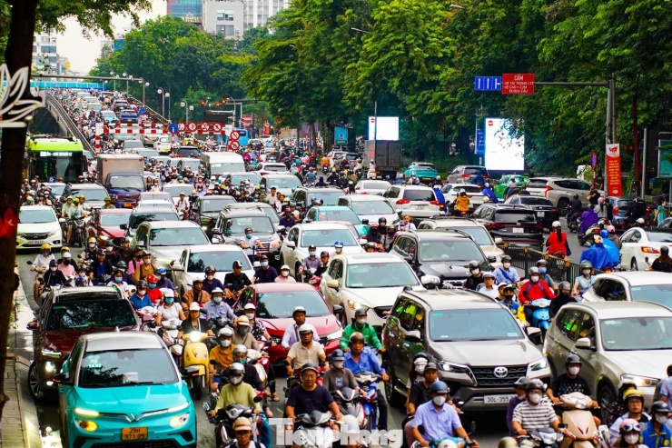 Từ 16h chiều, nhiều tuyến đường nội thành như Tây Sơn, Nguyễn Trãi, Nguyễn Tuân… đã rơi vào cảnh ùn tắc.