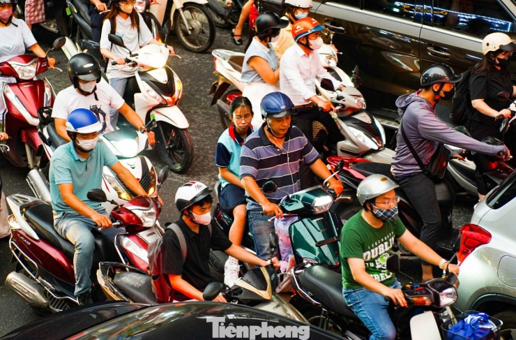 “Tôi đi từ Hồ Tây đến Khuất Duy Tiến gần 1 tiếng rồi vẫn chưa đến, đường tắc, các phương tiện di chuyển lộn xộn”, anh Lê Toàn (Hà Đông, Hà Nội) chia sẻ.