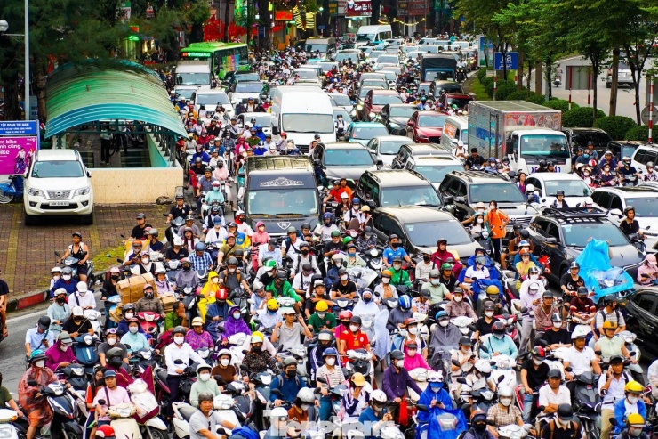 Trên đường Láng, hướng đi Trường Chinh, dòng xe chật kín, không còn khoảng trống để di chuyển.