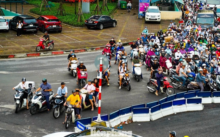 Nhiều phương tiện dừng lấn sang làn dành cho xe rẽ phải.