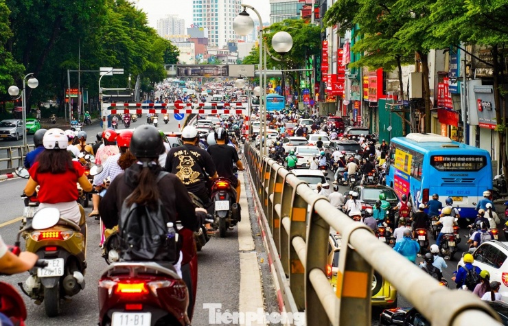 Dòng phương tiện nối đuôi nhau từ cầu vượt Tây Sơn hướng về Ngã Tư Sở.