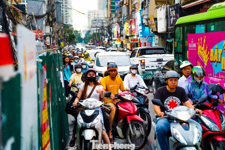 Dòng xe nối dài, chen chúc trên đường Nguyễn Tuân trong giờ cao điểm chiều.