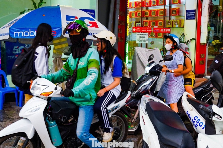 Người dân &#39;lạc lối&#39; giữa tắc đường sau cơn mưa - 10