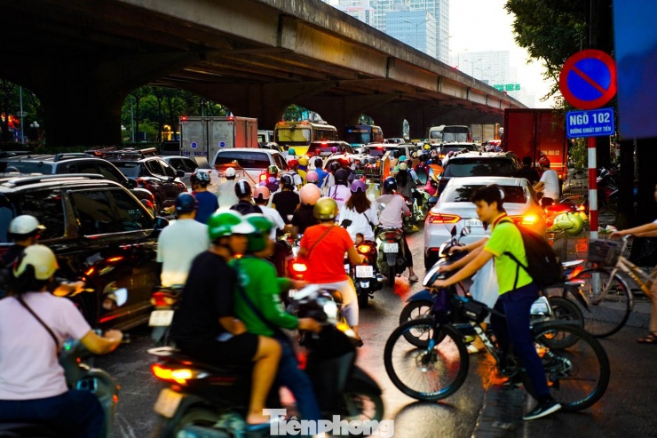 Người dân &#39;lạc lối&#39; giữa tắc đường sau cơn mưa - 14