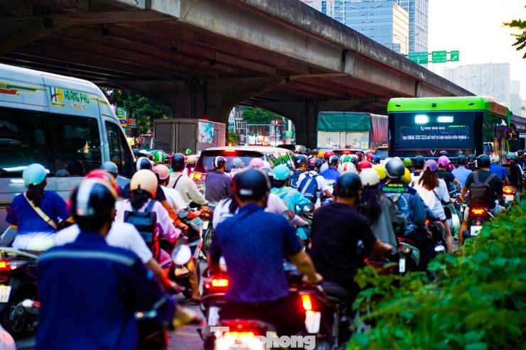 Người dân &#39;lạc lối&#39; giữa tắc đường sau cơn mưa - 15