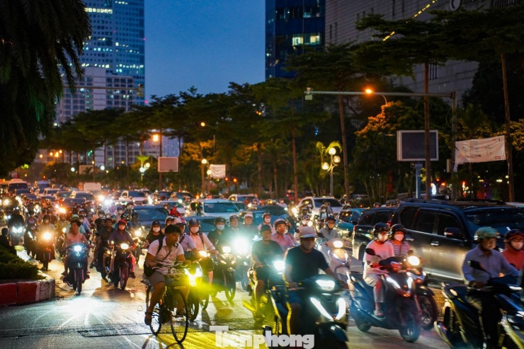 Người dân &#39;lạc lối&#39; giữa tắc đường sau cơn mưa - 16