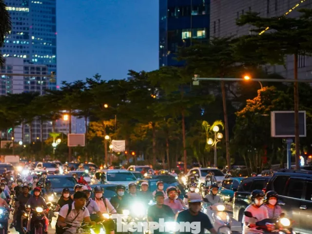 Người dân 'lạc lối' giữa tắc đường sau cơn mưa