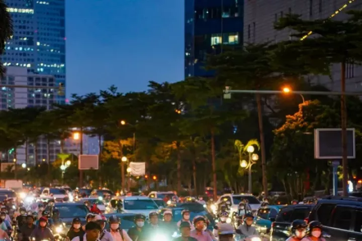 Người dân 'lạc lối' giữa tắc đường sau cơn mưa