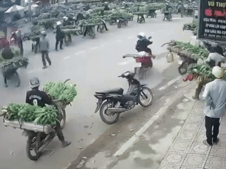 CLIP: Kinh hoàng khoảnh khắc xe tải lao vào khu vực nhiều người đang bán nông sản ở chợ
