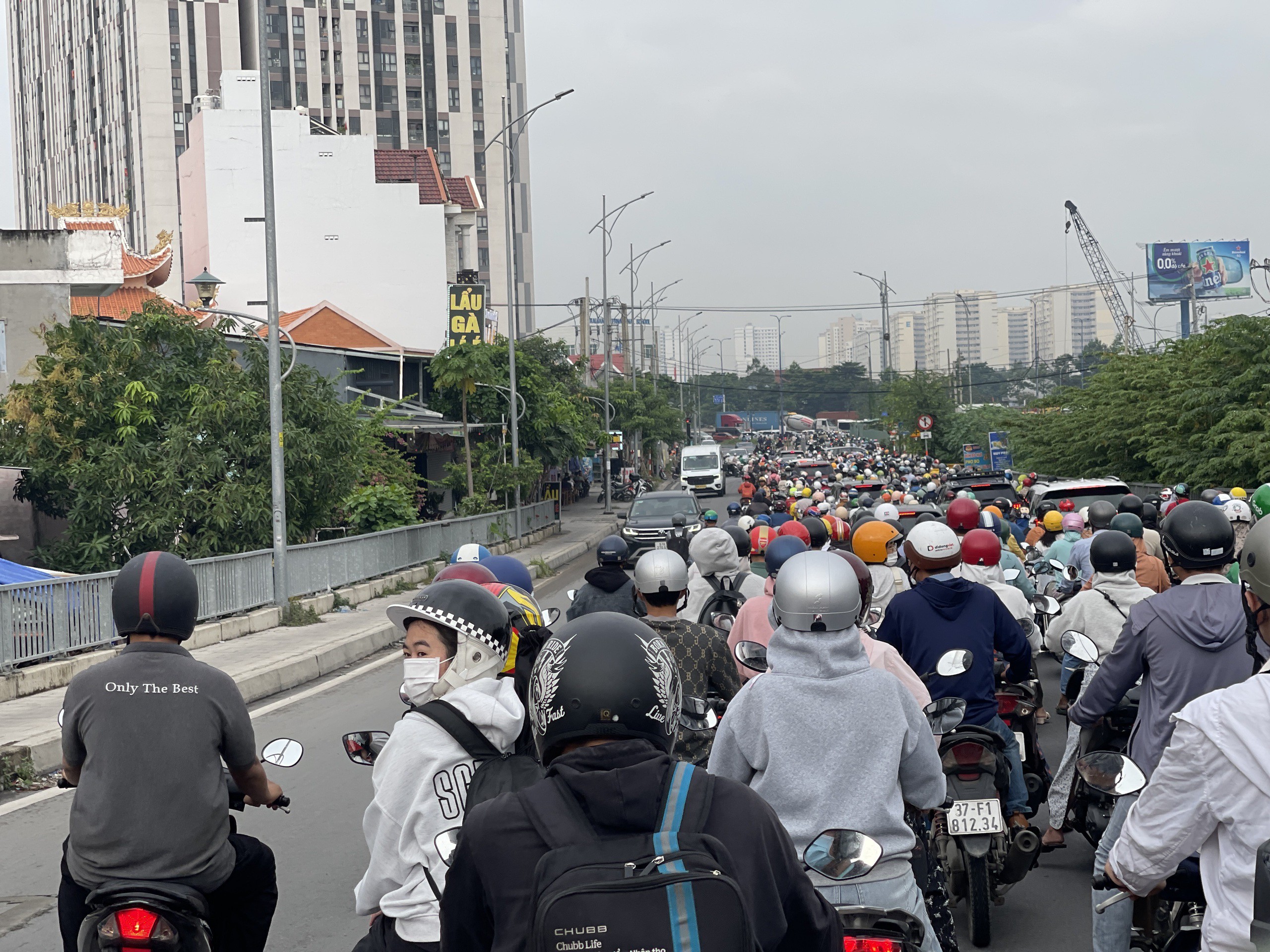 Nhìn thấy bóng CSGT, đám đông xe máy "cuống cuồng quay đầu" - 3