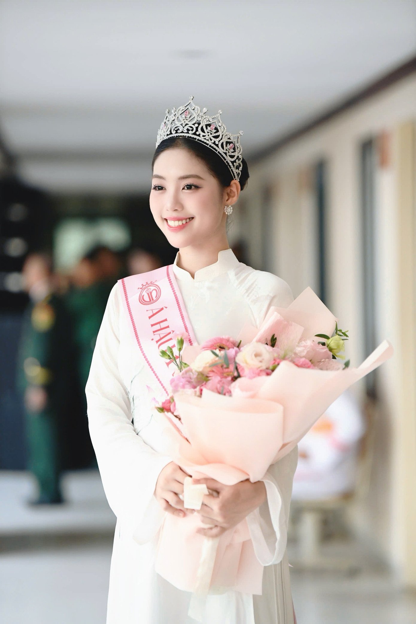 Á hậu Châu Anh nhận bằng khen, được thăng quân hàm - 6