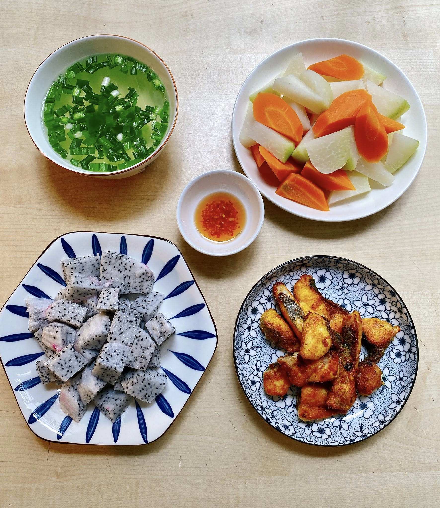 Cá lăng nướng riềng - Su hào, cà rốt luộc - Nước rau luộc - Thanh long