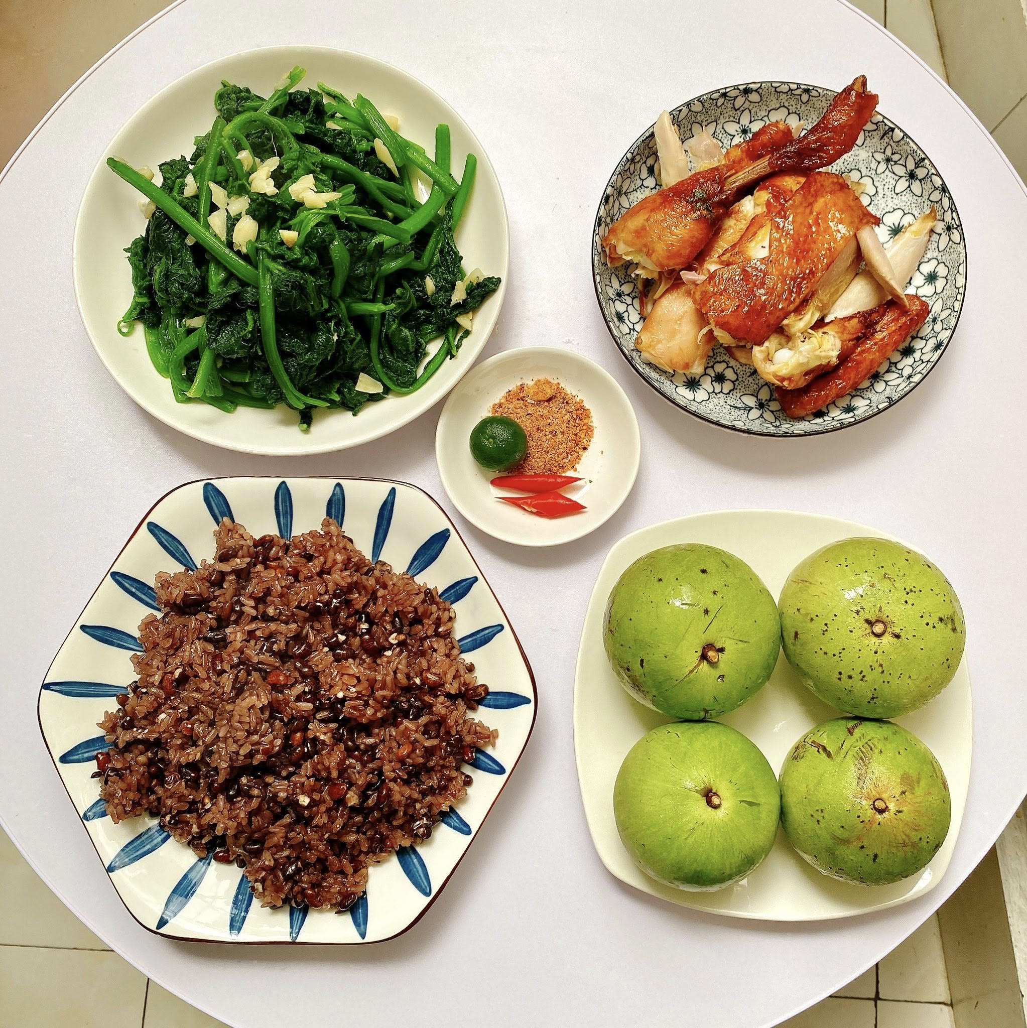 Gà nướng - Xôi đỗ đen - Rau bí xào tỏi - Vú sữa