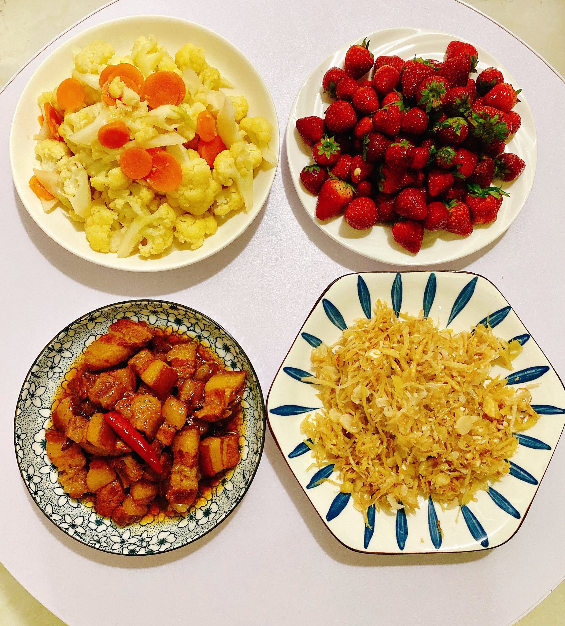 Thịt kho - Súp lơ xào - Nhút - Dâu tây