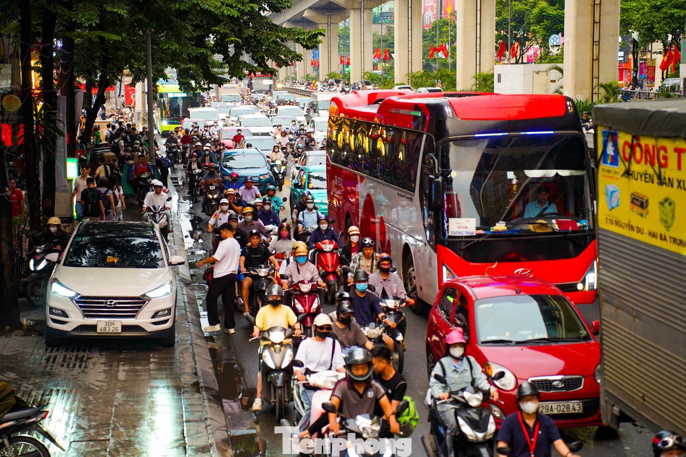 Người dân &#39;lạc lối&#39; giữa tắc đường sau cơn mưa - 11