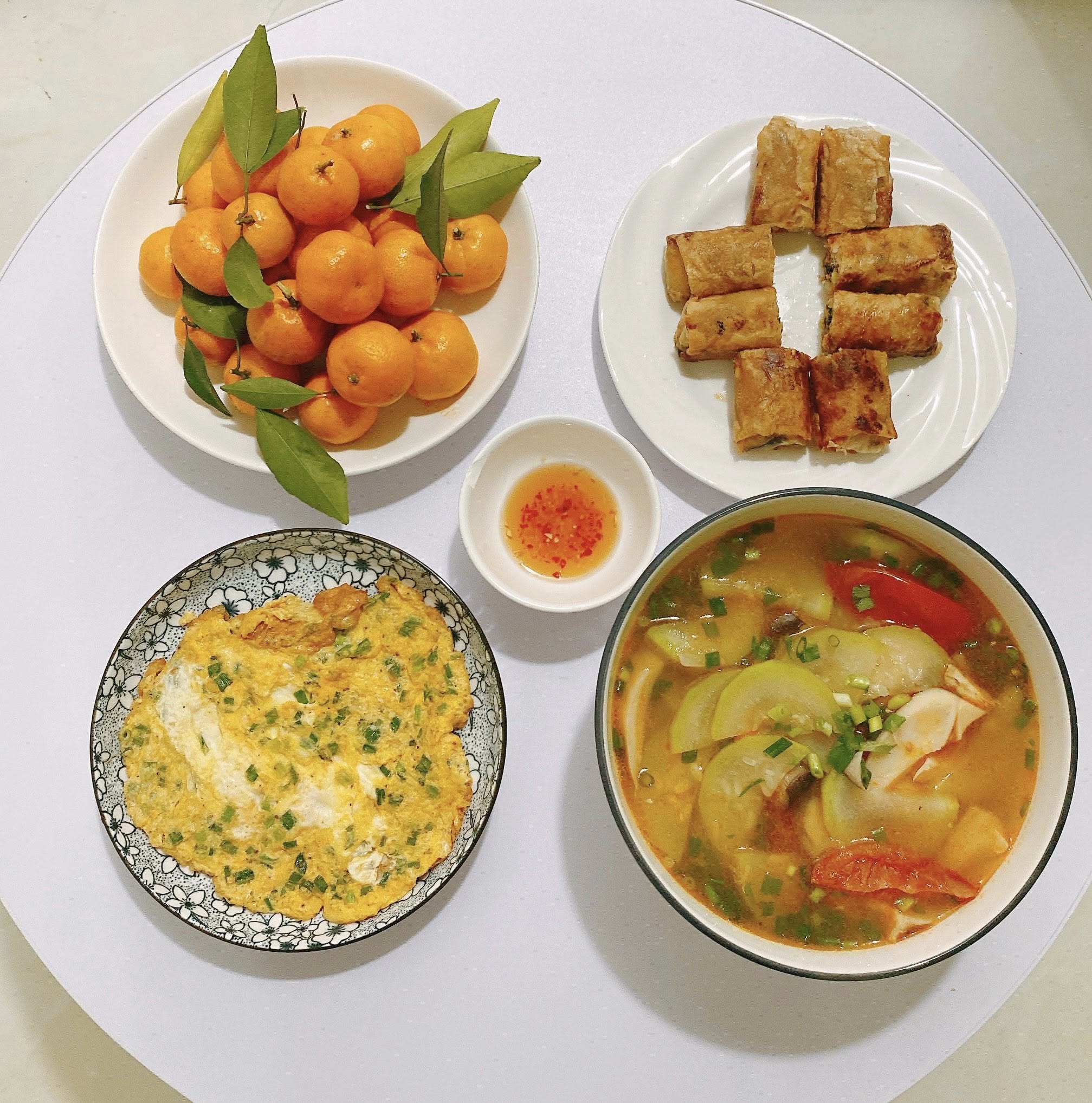 Nem rán - Trứng rán - Canh bầu cà chua - Quýt