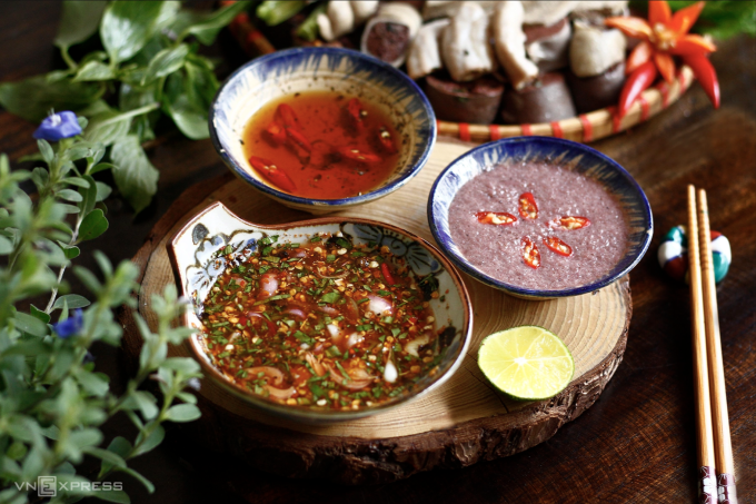 Người Việt thường có thói quen ăn uống "đậm vị", đa dạng nước chấm. Ảnh minh họa: Bùi Thủy