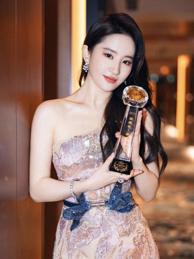 Lưu Diệc Phi trưởng thành. Ảnh: Weibo