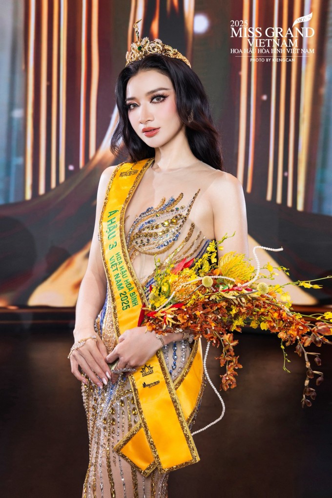 Bác sĩ Y Quyên trong đêm đăng quang Á hậu 3 Miss Grand Vietnam 2025.