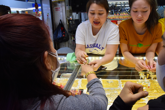 Người dân giao dịch vàng tại chợ Thiếc (TP HCM) Ảnh: TẤN THẠNH