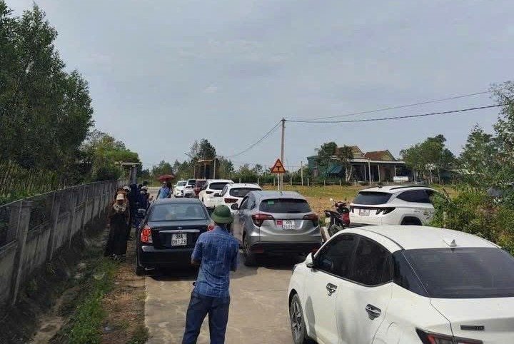 Hàng trăm xe nối đuôi nhau về xã Toàn Lưu để tìm hiểu đất. Ảnh: T.P