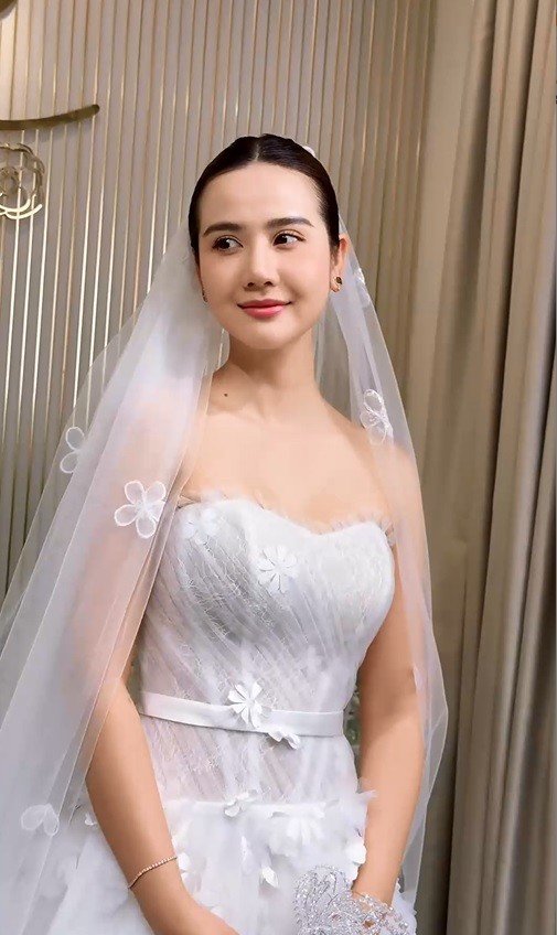 Đình Tú chuẩn bị kết hôn, "bạn gái màn ảnh" Huyền Lizzie cũng đi thử váy cưới? - 2