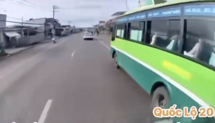 Hành khách trên xe một phen hốt hoảng