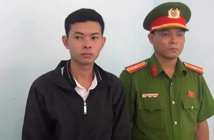 Công an xã Ninh Phước tống đạt các quyết định đối với Nguyễn Ngọc Châu. Ảnh: C.A