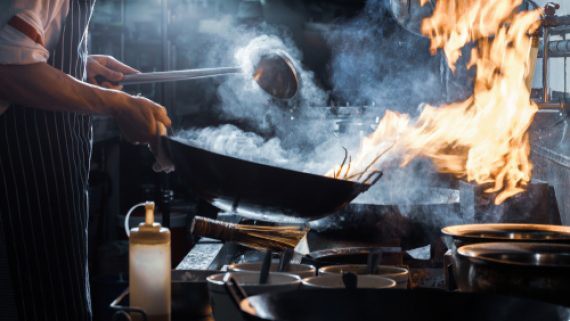Khói dầu mỡ hằng ngày trong bếp có mức độ nguy hiểm không kém gì khói thuốc lá. Ảnh minh hoạ
