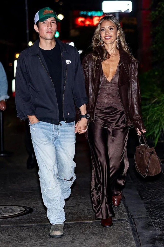 Jessica Alba "tay trong tay" tình trẻ khi dạo phố New York ngày 15/9. Ảnh: Backgrid