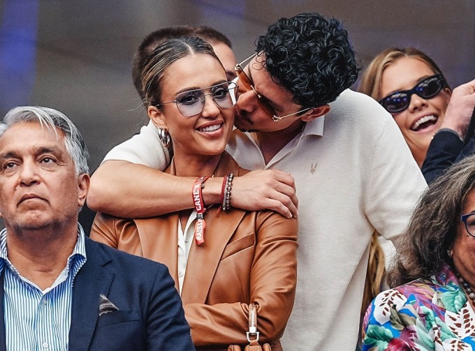 Danny Ramirez và Jessica Alba trên khán đài Giải đấu Mỹ mở rộng ngày 7/9. Ảnh: GC Images