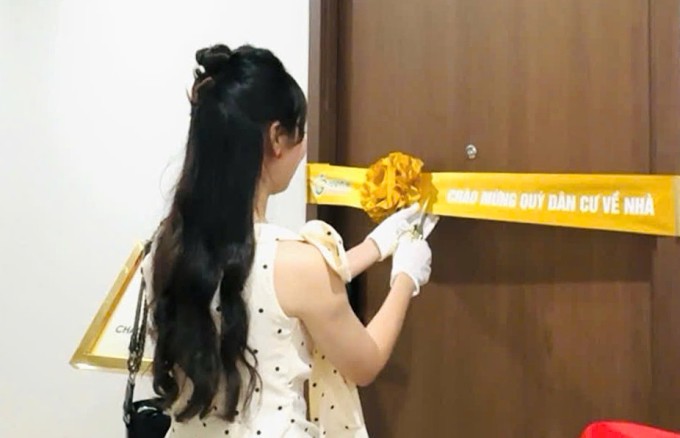Phương Oanh nhận bàn giao căn hộ hôm 10/9 tại một dự án ở Làng đại học Thủ Đức. Ảnh: Nhân vật cung cấp