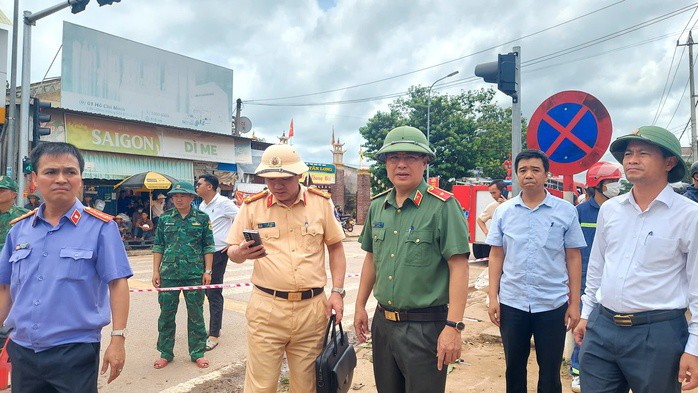 Thiếu tướng Nguyễn Thanh Liêm (đứng giữa), Giám đốc Công an tỉnh Quảng Trị, chỉ đạo tại hiện trường vụ tai nạn