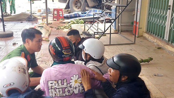 Người thân các nạn nhân đến hiện trường vụ tai nạn